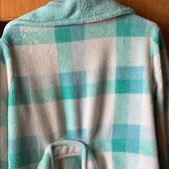 Fuzzy robe - Picture 7 of 7